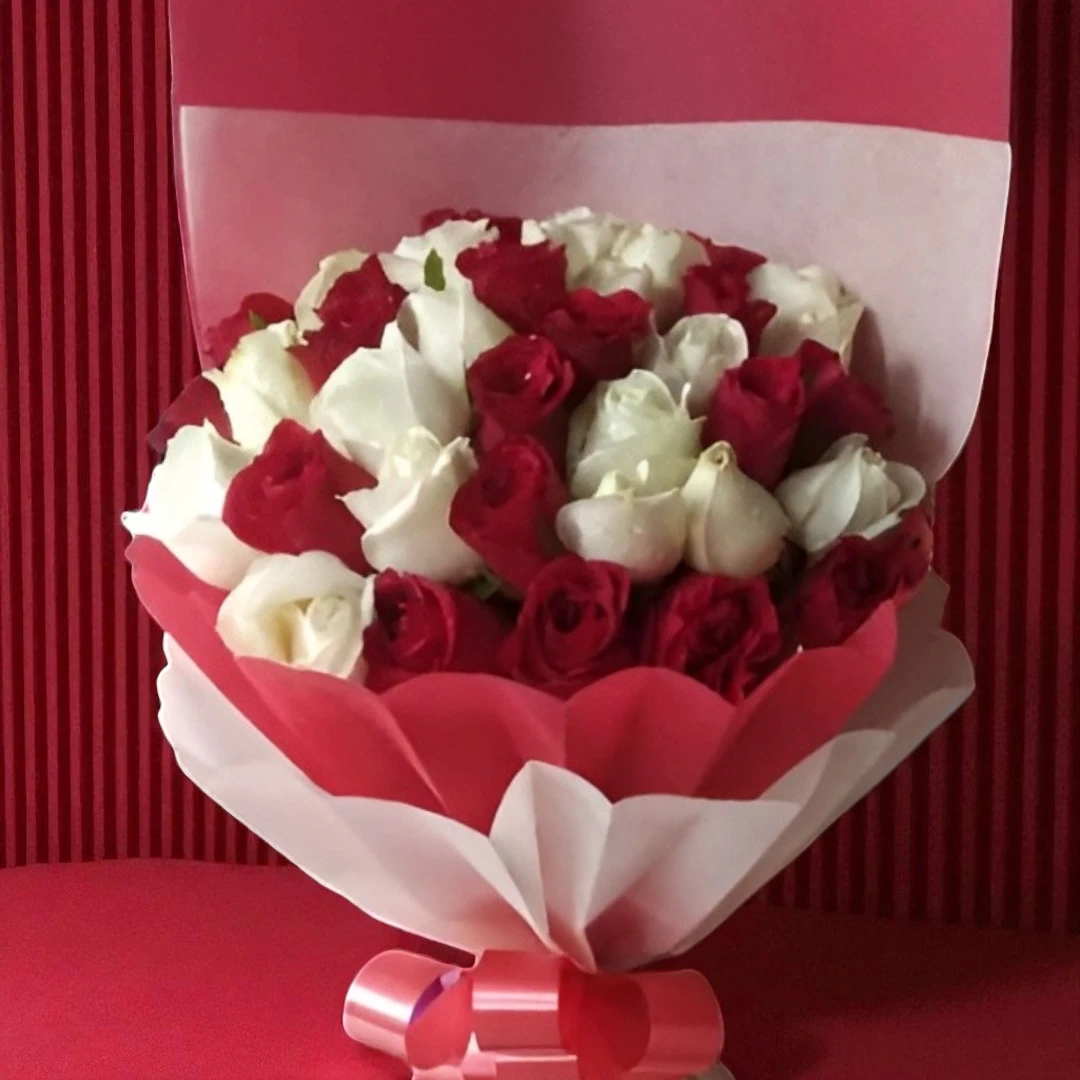 romantic red and white roses bouquet delivery in bangalore bettergiftflowers